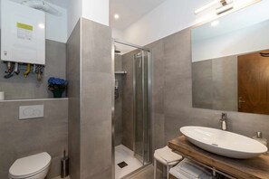 Dusche, Haartrockner, Bidet, Handtücher