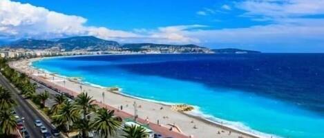 Ligstoelen aan het strand, strandlakens