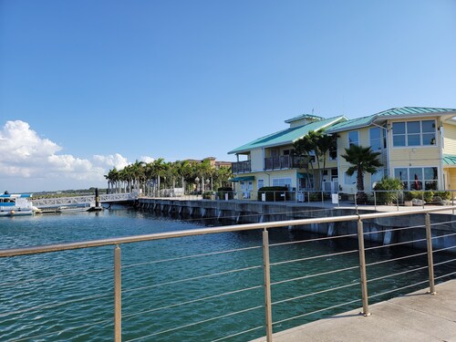 Cozy Cottage with large backyard! Mins from beach 