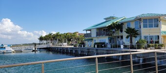 Cozy Cottage with large backyard! Mins from beach 