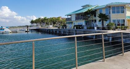 Cozy Cottage with large backyard! Mins from beach