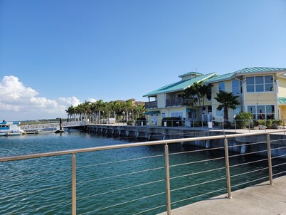 Cozy Cottage with large backyard! Mins from beach 