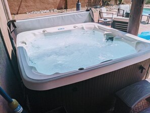 Outdoor spa tub - Modern Desert Oasis  (Tucson)