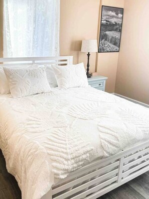 2 عدّة غرف نوم وأسرّة بإسفنج يتكيف مع شكل الجسم ومكواة/لوح كي