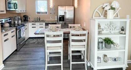 Beach Getaway• Hot Tub + EV Charger• 4 mi to Beach
