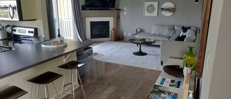 Smart-tv, eldstad, tv-spel och Netflix