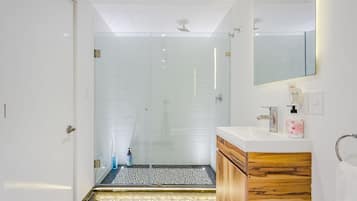 Estudio | Baño | Regadera, amenidades de baño gratuitas, toallas, jabón