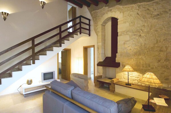 Televisión y chimenea 