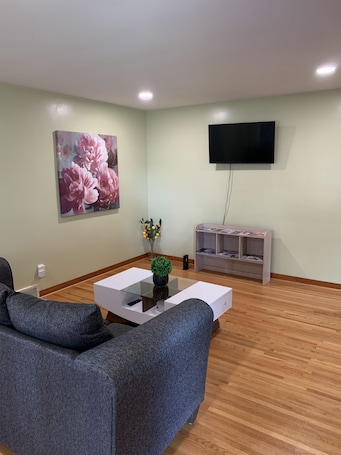Smart TV. Private Brick 1100 SQ Ft Home {2 Min To Falls!}