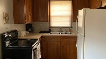 Großer Kühlschrank, Mikrowelle, Ofen, Herdplatte