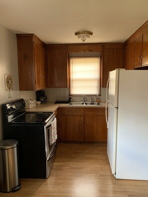 Full-size fridge, microwave, oven, stovetop