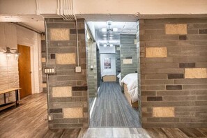 5 habitaciones, escritorio, tabla de planchar con plancha y wifi 