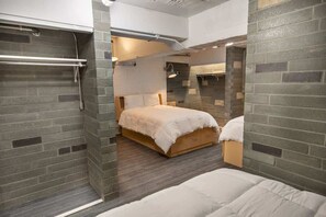 5 bedrooms, desk, iron/ironing board, WiFi