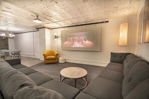 Televisión y oficina 