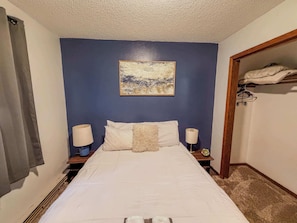 2 bedrooms, iron/ironing board, WiFi