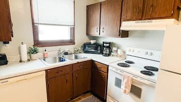 Kylskåp, mikrovågsugn, ugn och spishäll