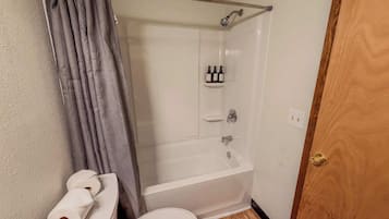 Bañera, secador de pelo, toallas, shampoo