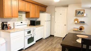 Batterie de cuisine, vaisselle et ustensiles