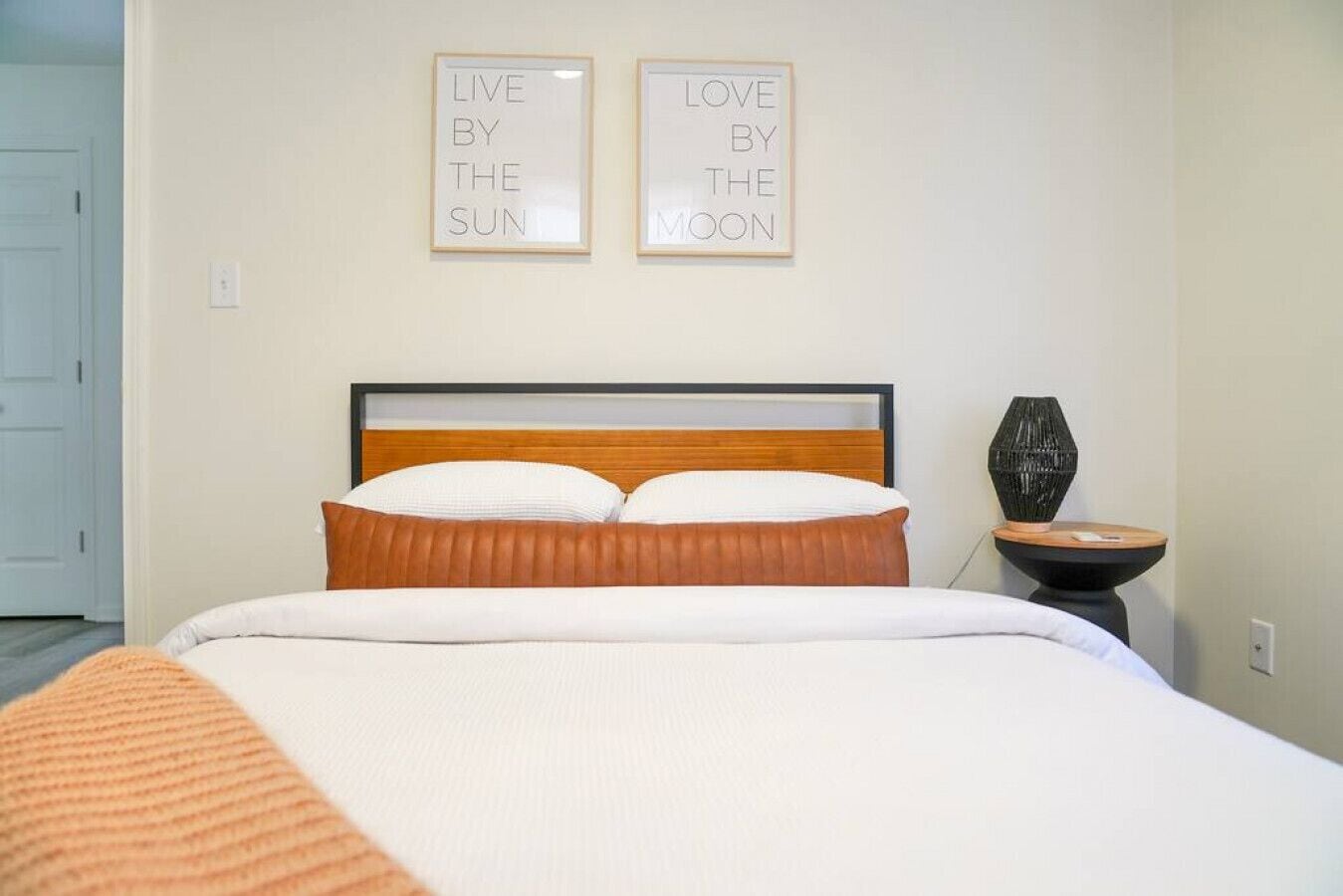 2 chambres, bureau, fer et planche à repasser, lit de bébé portatif