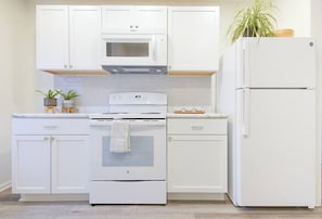 Réfrigérateur, four à micro-ondes, un four, surface de cuisson