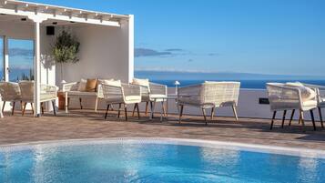 Outdoor pool, pool loungers