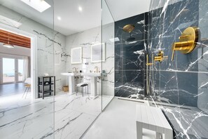Deluxe Suite with Sea View | Bathroom