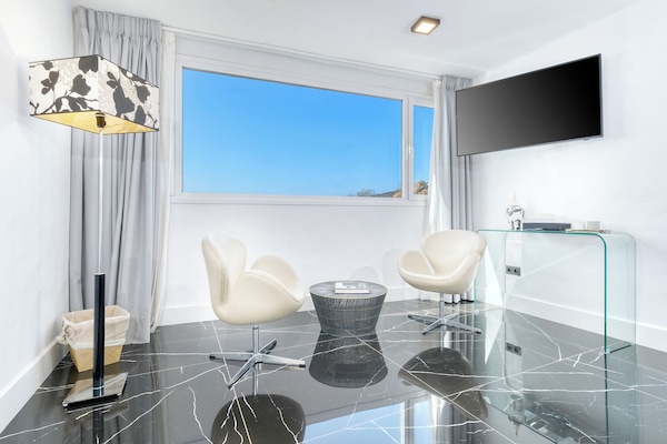 Junior Suite with Ocean View | Hochwertige Bettwaren, Betten mit Memory-Foam-Matratzen, Zimmersafe