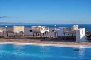 Piscine extérieure, chaises longues