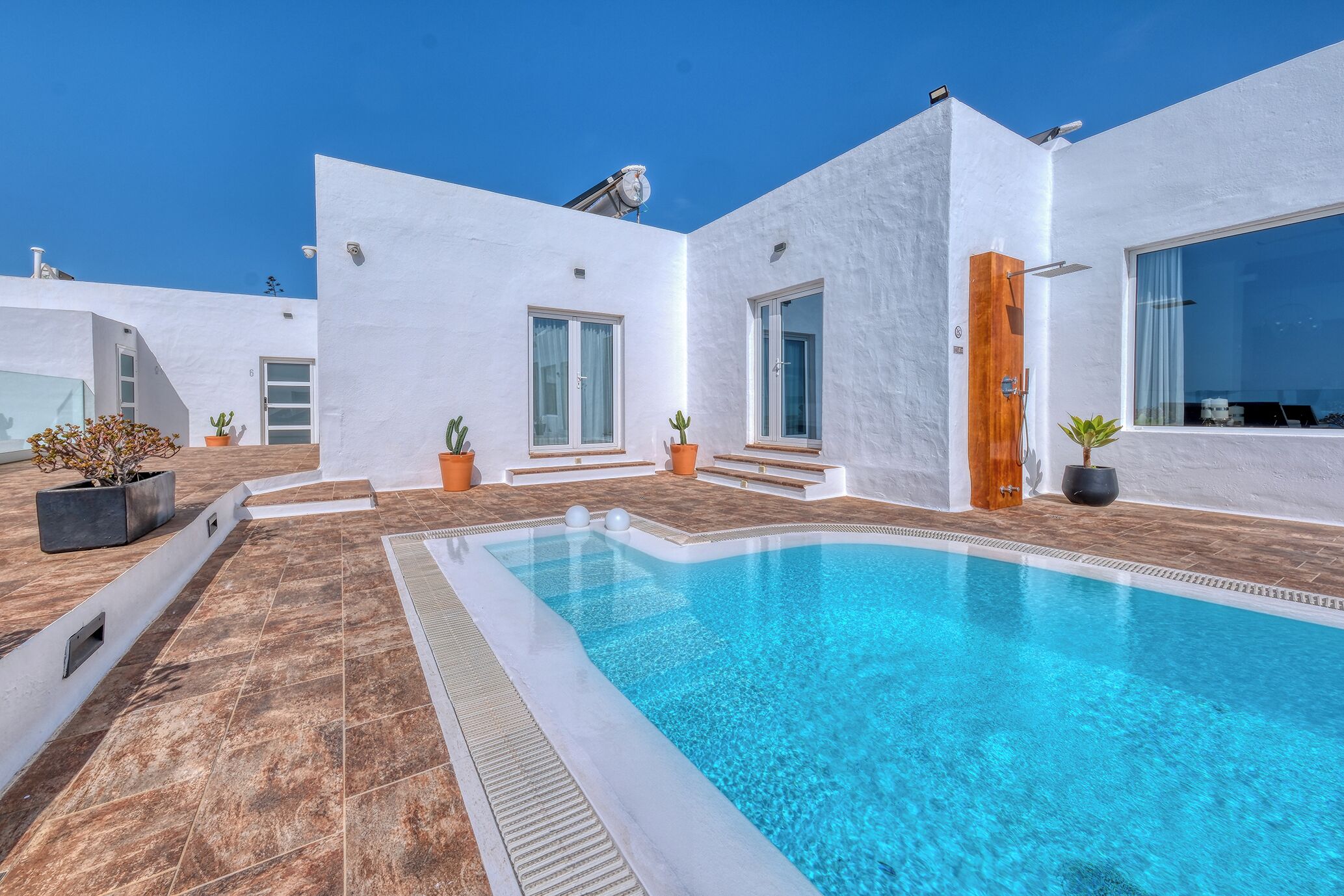 室外游泳池，日光浴躺椅