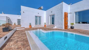 Outdoor pool, pool loungers