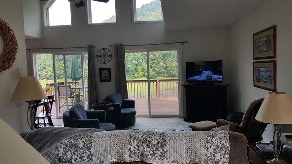 Téléviseur connecté, foyer, lecteur de DVD, sélection de films