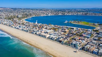 Ubicación cercana a la playa, tumbonas y toallas de playa