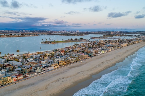 Charming Beach Bungalow steps from the Ocean & Bay