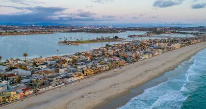 Charming Beach Bungalow steps from the Ocean & Bay