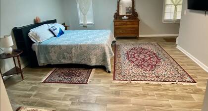 Attached apartment in Smyrna, GA. Close to everything and even downtown Atlanta!