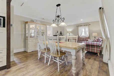 Dining. Country charm
