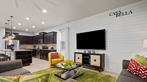 Een moderne woonkamer met een bank, salontafel en een flatscreen televisie.