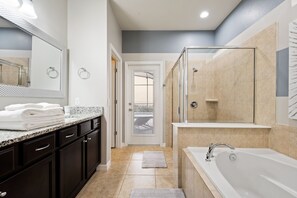 Combined shower/bathtub, hair dryer, towels, shampoo - PROMO Exquisite 8 BR Villa, Game Room,Resort - by Blue Sky Villas (Kissimmee)