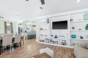 Smart TV, streaming services, video library