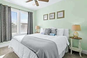 6 Schlafzimmer, Schreibtisch, Bügeleisen/Bügelbrett, Reisekinderbett