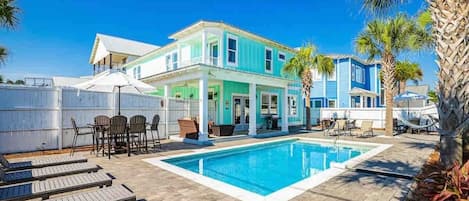 Outdoor pool, a heated pool