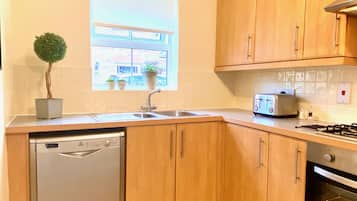 Executive House, Private Bathroom, Garden View | Shared kitchen