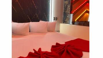 Suite de luna de miel, vista al jardín | Ropa de cama hipoalergénica, camas con pillow-top y wifi gratis