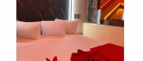 Suite de luna de miel, vista al jardín | Ropa de cama hipoalergénica, camas con pillow-top y wifi gratis