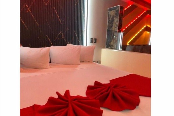 Honeymoon Suite, Garden View | Hypo-allergenic bedding available, pillowtop beds, WiFi (free)