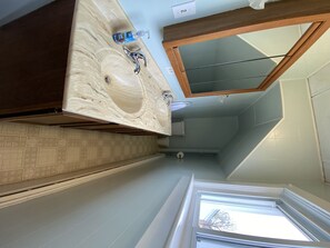 Combined shower/tub, jetted tub, hair dryer, towels