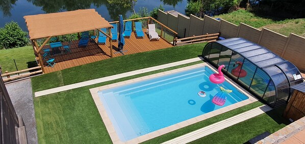 Utendørsbasseng og et oppvarmet basseng