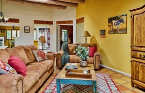 Smart-TV, Kamin, Bücher, Arbeitsbereiche