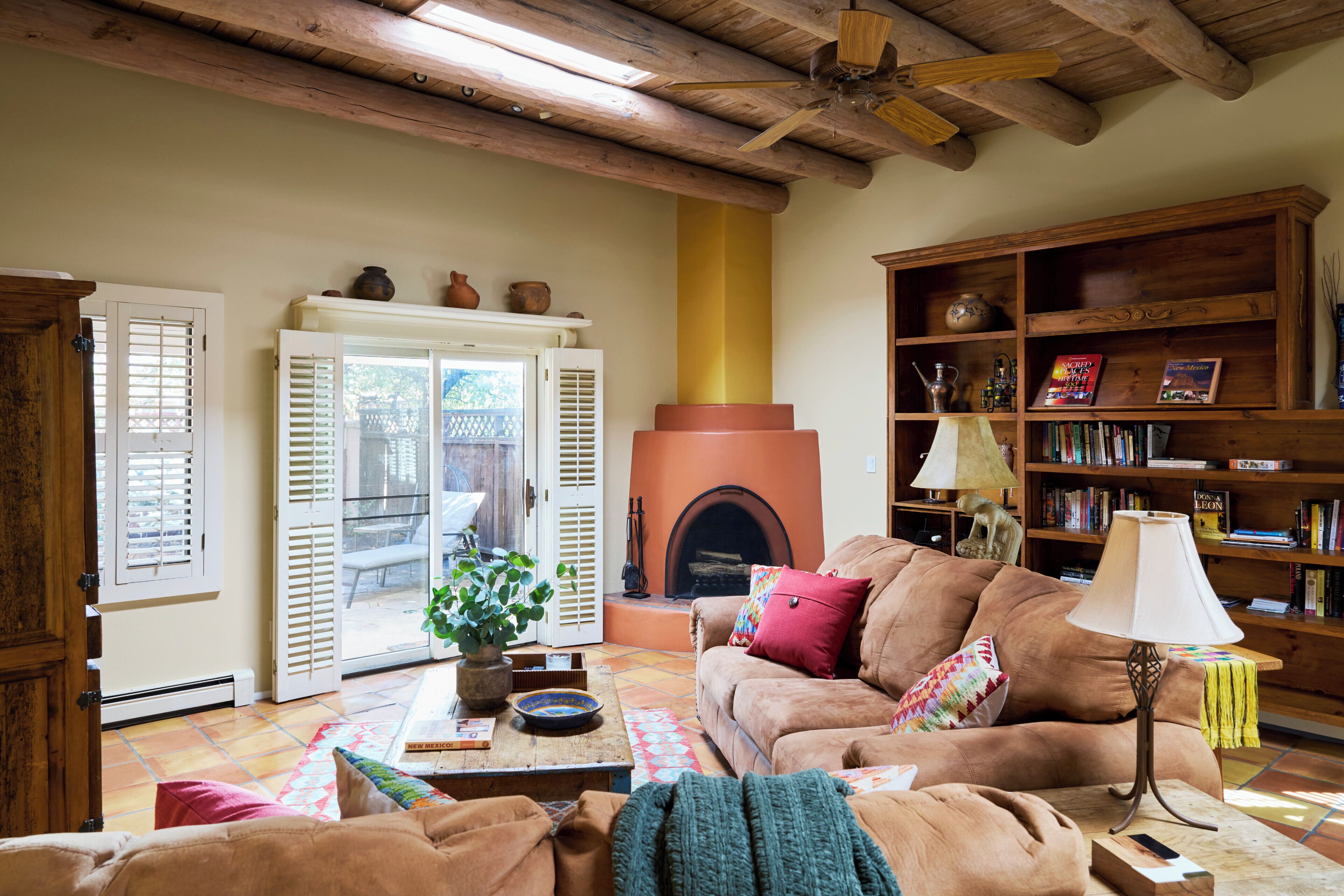 Smart-TV, Kamin, Bücher, Arbeitsbereiche