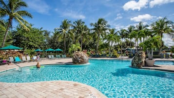 Alberca al aire libre y alberca climatizada